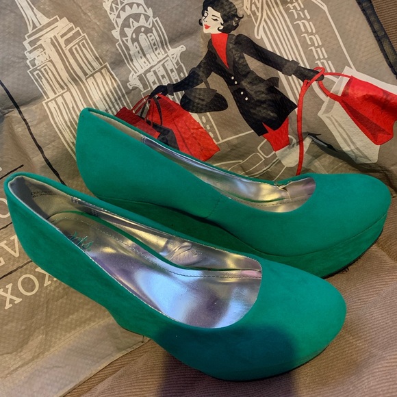 Shoes - Picture 2 of 3